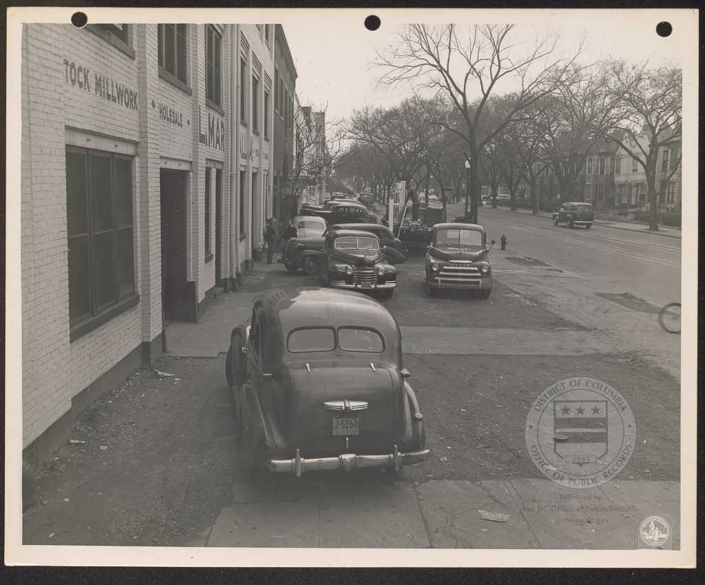 A highlight from our Digital Archive. @DCDPW photos of illegally parked cars from 1948 - 1950 provide a nostalgic look at DC. They can be found here: archives.dc.gov/collections/ph… #weardc #DCproud #DChistory