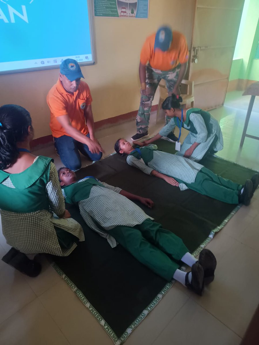 deocmbj's tweet photo. Today, on 27.3.24, a Lightening Awareness Program was organized by DDMA, Mayurbhanj in Jagannath Khunta, Neturapat and Dwarashuni High Schools of Bangriposhi Block. Awareness activities are facilitated by the ODRAF Team.
@osdmaodisha 
@SMEOdisha 
@DM_Mayurbhanj 
@MbjDIPRO https://t.co/kQT2lmhp3u