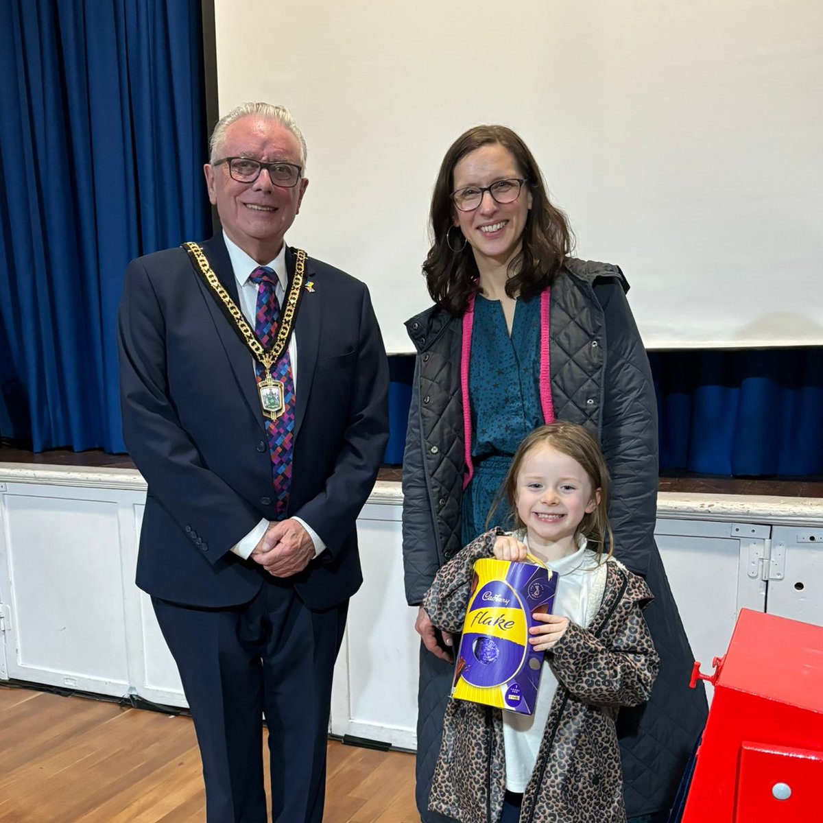 An entertaining Spring Show was hosted by the @OVFMUK, with the Deputy Mayor & Mayoress joining to view a selection of impressive films created by group members. Thanks to Jane for organising & the young resident who helped with the draw! #Chesfield #Orpington #ProudOfBromley