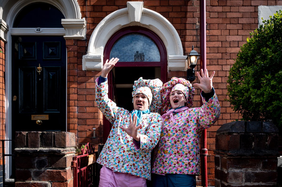 🎭🚪 Its World Theatre Day 🎭🚪 A day to celebrate theatre and the arts. We've spent the day with The Gingerbread Man in a school. We are back out to Derby doors this weekend. Catch us if you can!! 📸 Graeme Braidwood