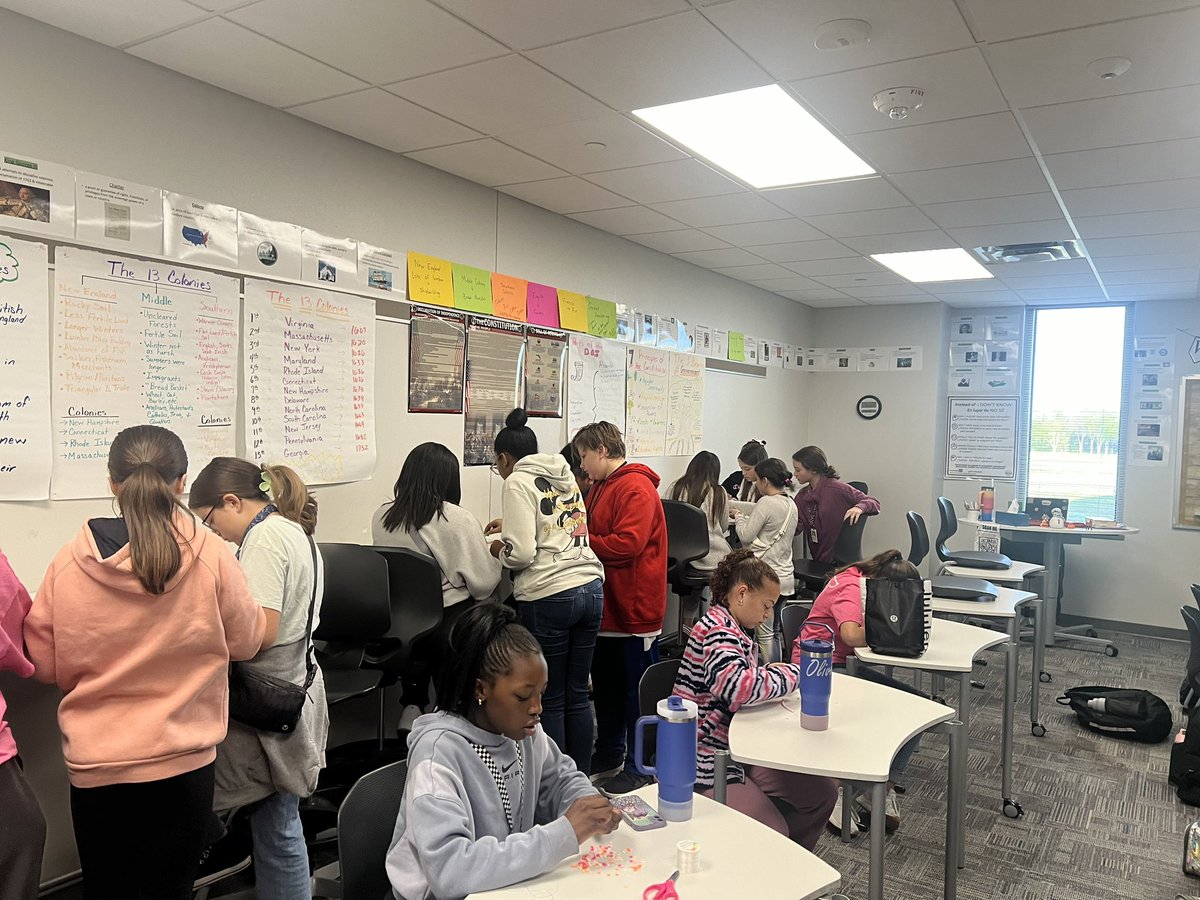 🌟 Acts of Kindness Club- extra sunshine for you! Our members came together dedicating their time and creativity to a special project: making kindness bracelets. The idea is simple but powerful – to give these bracelets away to people they see being kind.