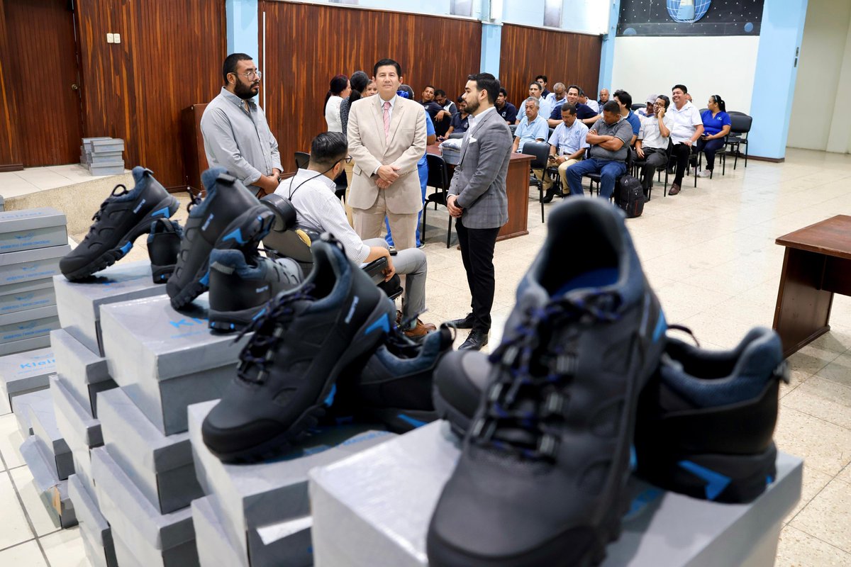 Entrega de uniformes en la Universidad de Guayaquil.
Con la entrega de pantalones, zapatos, chompas impermeables y más, cumplimos con 678 servidores bajo el Código de Trabajo. 

Paco Morán.

#UniversidaddeGuayaquil
#SeguimosMarcandoHistoria