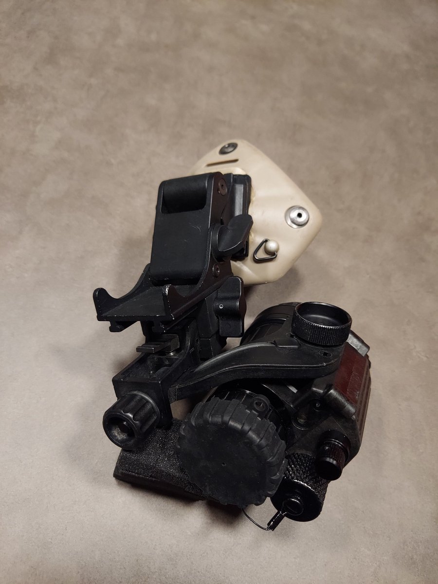 NMad02's tweet image. あとはヘルメットに付けるだけ～⛑️

電源跳ね上げOFF機能とSSF機能は別物ということをさっき初めて知った💫
14AにはSSF機能はないのか…
それともこれもオプションなのかしら…

#PVS14
#夜眼鏡