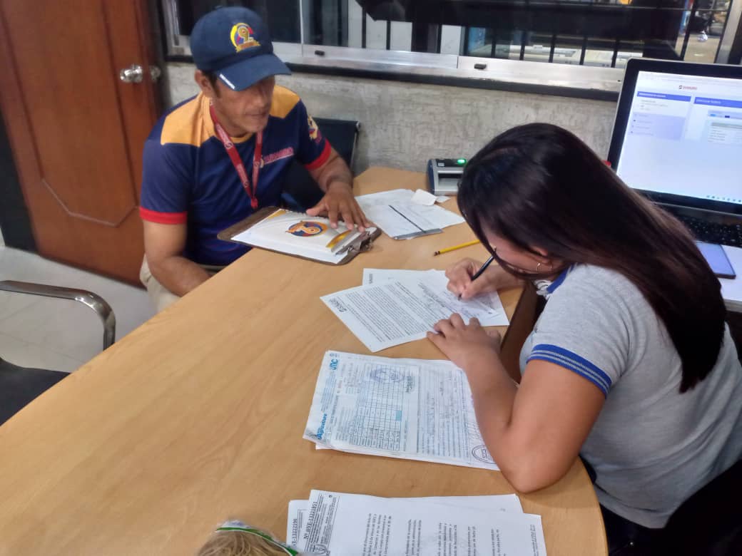SunagroAma's tweet photo. #SunagroInforma 📣|El equipo de Fiscalización de la Sunagro Amazonas, se desplegó y verificó el funcionamiento de diversos Sujetos de Aplicación en el municipio Atures de Puerto Ayacucho, entre los cuales estan:
👉 "INVERSIONES DON DIEGO, C.A"
#LealesPorLaPaz
#SunagroVanguardia https://t.co/9iN3d74vMS
