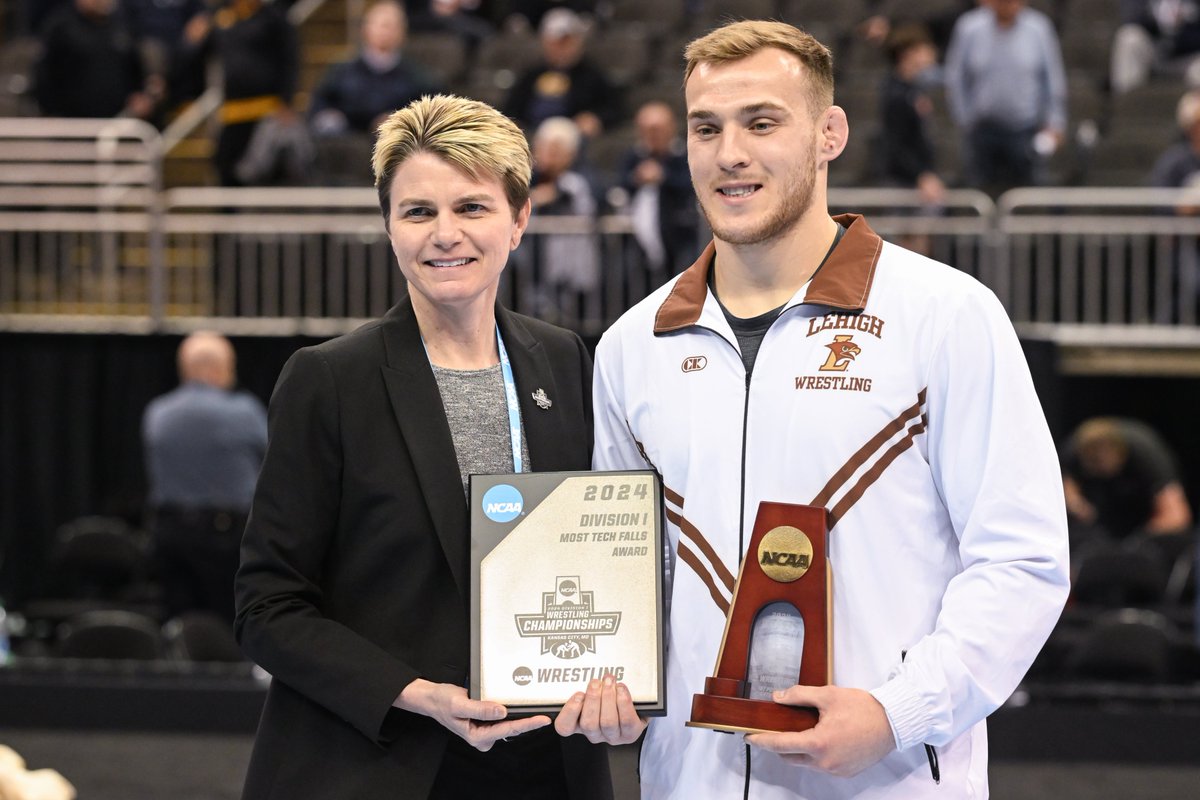 LehighMWREST's tweet photo. 𝐍𝐂𝐀𝐀 𝐋𝐞𝐚𝐝𝐞𝐫

Michael Beard was recognized after Saturday night's finals for leading Division I with 17 technical falls!

Beard's 27 bonus point wins this season tied the school single-season record.

#GoLehigh https://t.co/kAJqkaYzjg