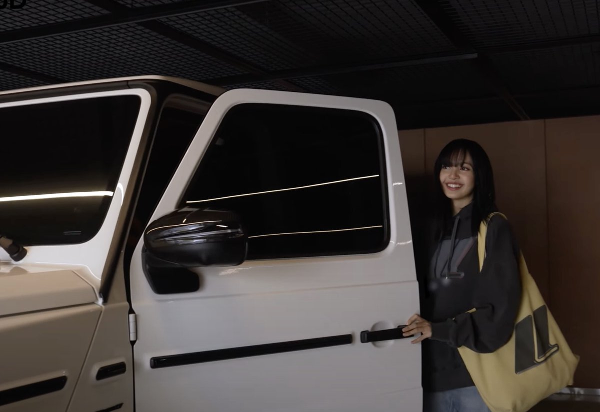 gqindia's tweet photo. #Blackpink's Lisa who turned 27 today, treated her fans with a new vlog and gave a sneak-peek to her Mercedes car worth Rs 2.3 cr

Here's a glimpse of #Lisa's car

#BLACKPINK #LISA #Blackpink_Lisa https://t.co/cdcKIcitrS