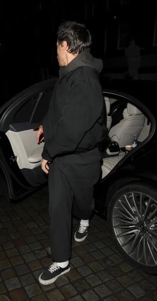 sweetstylesbr's tweet photo. 📸| Harry saindo de um evento da seleção inglesa de futebol, ontem.
✨26.03.2024 https://t.co/AfqxQHW8aG