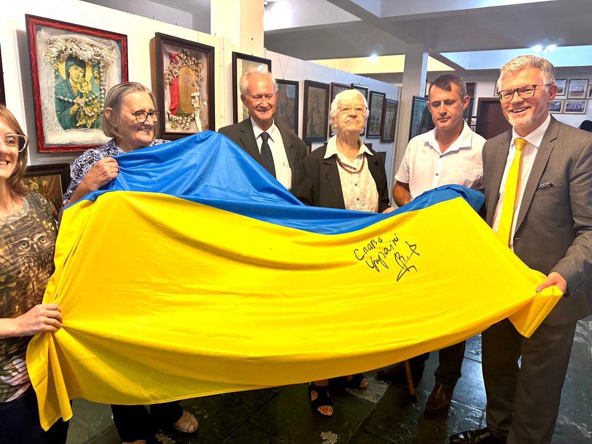 Honoured to convey a Ukrainian flag signed by President @ZelenskyyUa to the Millenium Museum in 🇧🇷Prudentópolis (Paraná), a truly unique museum of 🇺🇦immigration to Brazil established by Ukrainian community to commemorate 1000th anniversary of Christianization of Ukraine in 988✌️