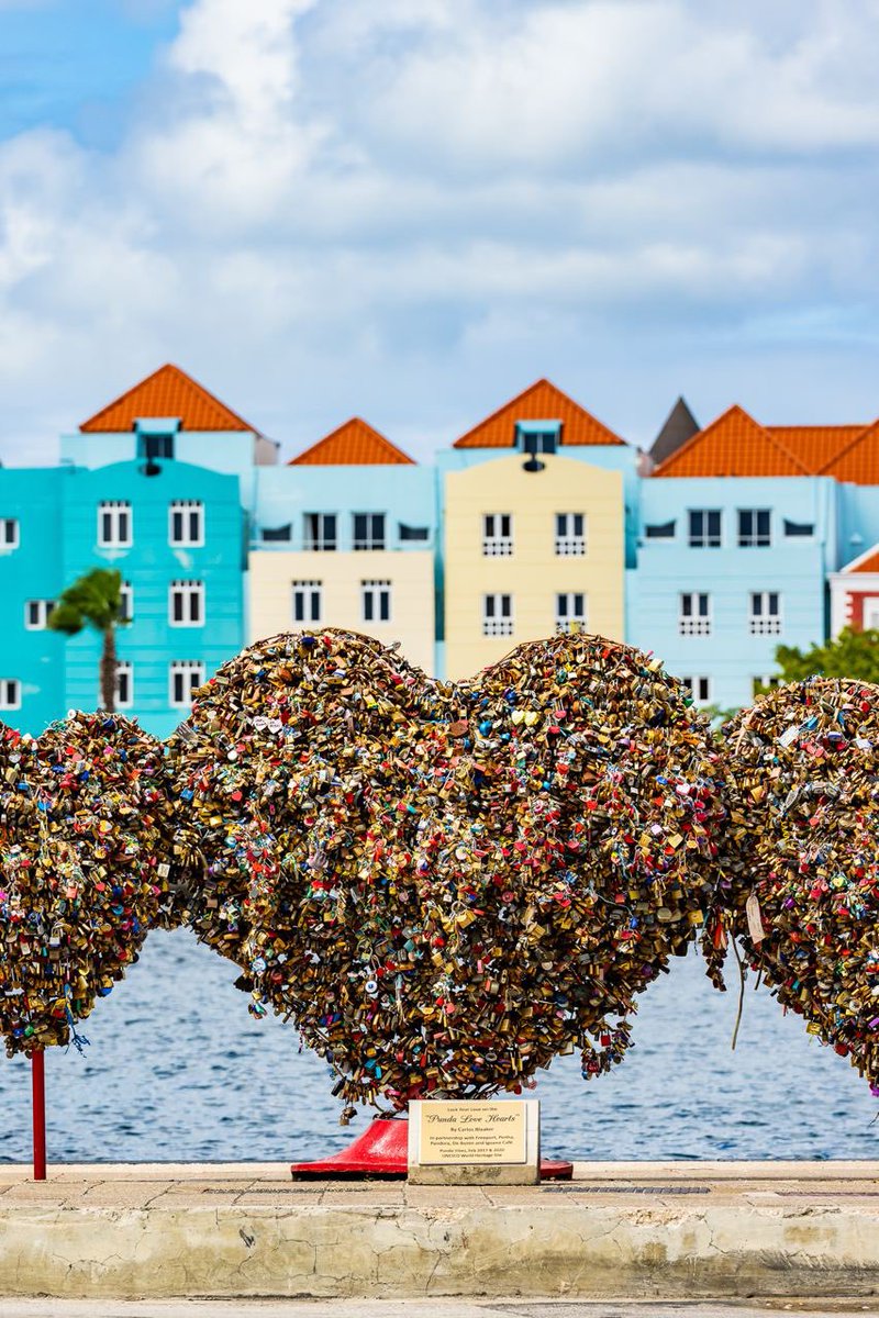 Leave your heart & lock in Curaçao❤️