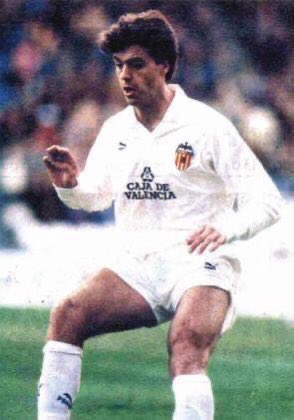Hoy cumple 57 años Enric Cuxart Vaquer, delantero del Valencia CF desde 1989 hasta 1991. Jugó 49 partidos, con 28 goles y 3 asistencias.