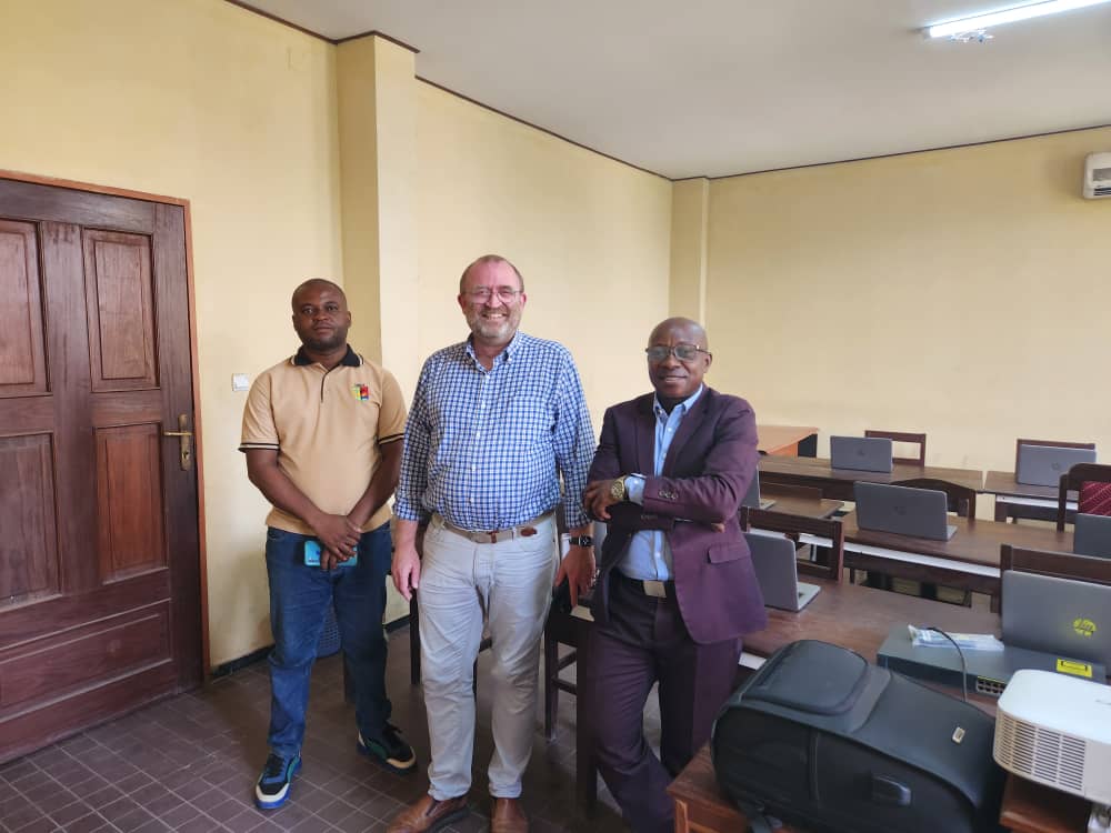 Visite des locaux destinés à recevoir les ordinateurs pour la formation des étudiants de l'UNIKIS.