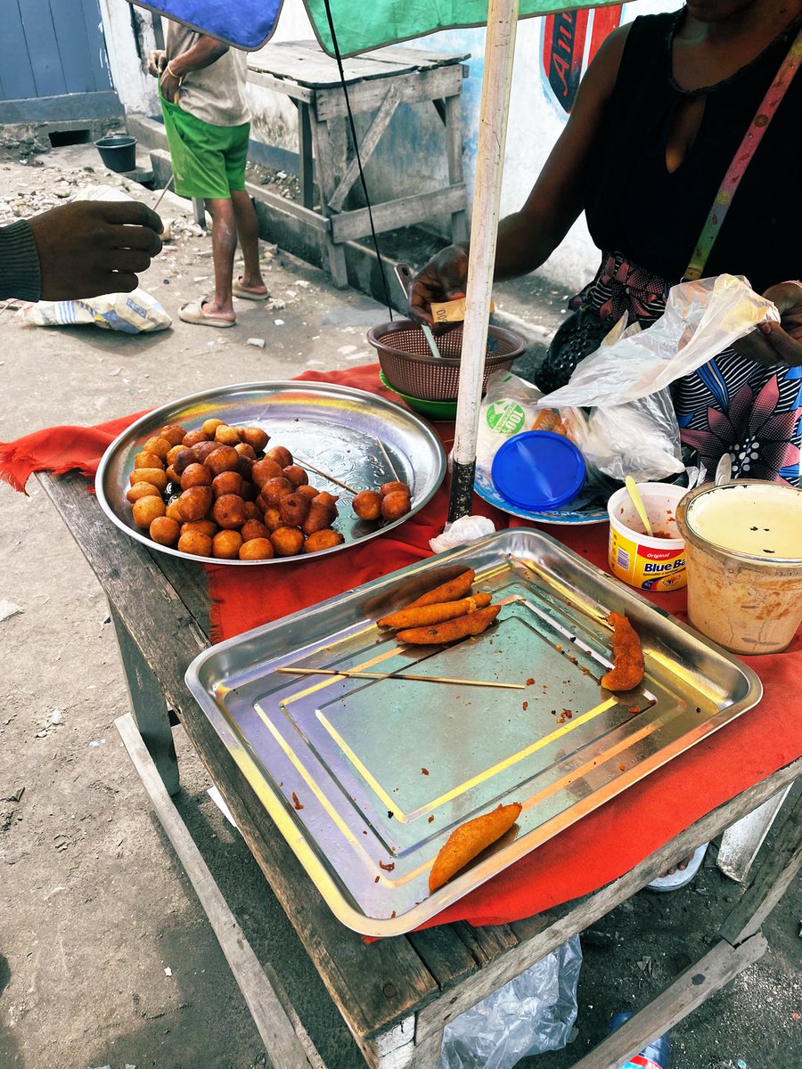 laudive1978's tweet photo. #Kinshasa 
Certes le poto poto ya Ngayi esila ngala, et que la concurrence de #spaghetti eza makasi, mais le #mikate reste présent, surtout chez les bana classe. Et Ya #Angelica depuis mon enfance, au même endroit, est le témoin des #destins du quartier. https://t.co/8H8Rmezfho