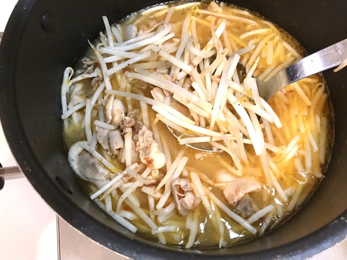 mainooyatsu's tweet photo. もやしを麺の代わりにたっぷり入れた、味噌ラーメン風スープ！大好きなレシピで、作る度嬉しくなります☺️ https://t.co/HbgI2RsKTJ