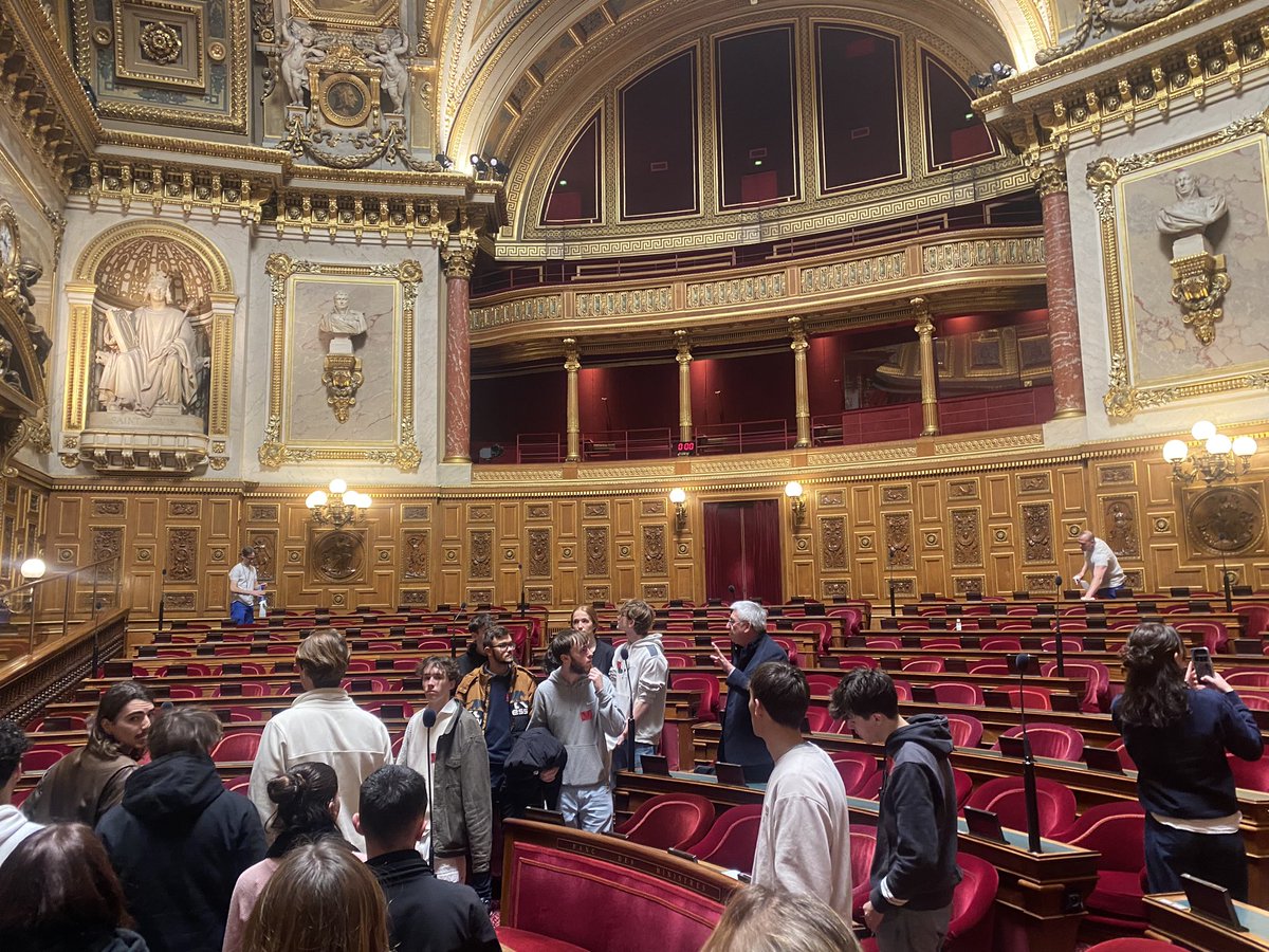 🏛️ Visite ce matin du Sénat par le lycée Odile Redon à @Pauillacmaville ! Toujours un immense plaisir d’accueillir avec @HarribeyLauren1 des lycéens motivés et curieux pour les accompagner dans leur découverte des institutions