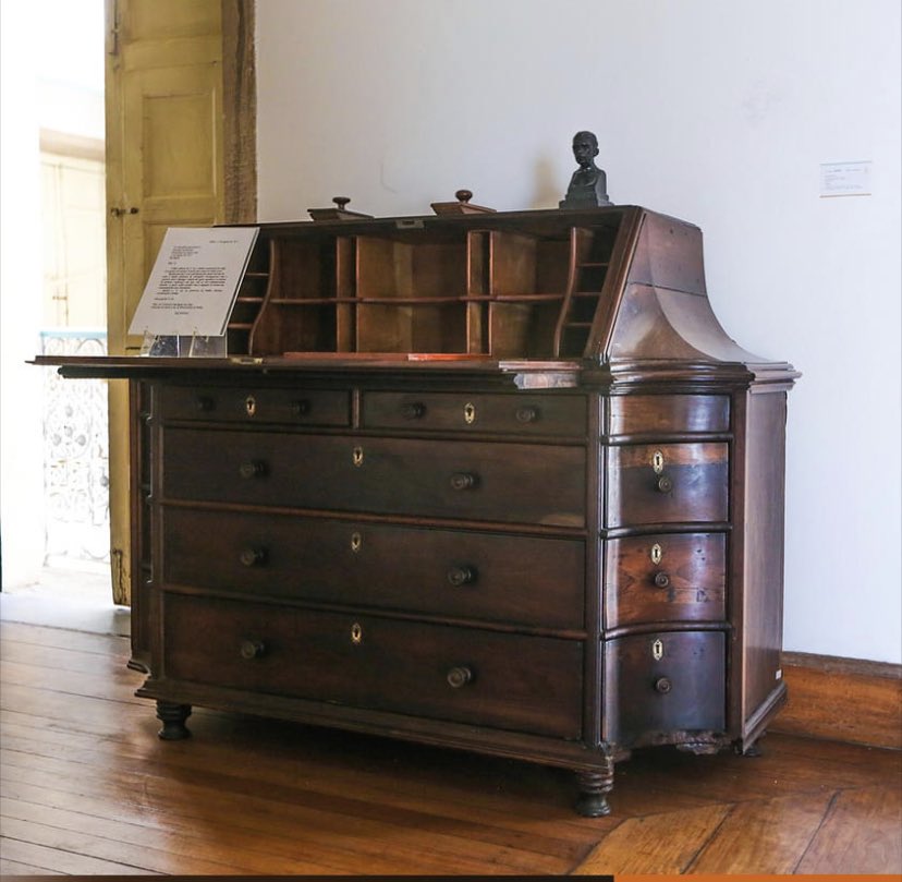 BarbosaLoja's tweet photo. Esta escrivaninha pertenceu ao renomado Ruy Barbosa e está incluída no acervo do Museu, entre outras peças ligadas a personalidades históricas.

Feita de madeira do século XIX, o móvel foi utilizado por ele durante seu tempo como inspetor da Estação Central na Santa Casa da Bahia https://t.co/yWckJomNET