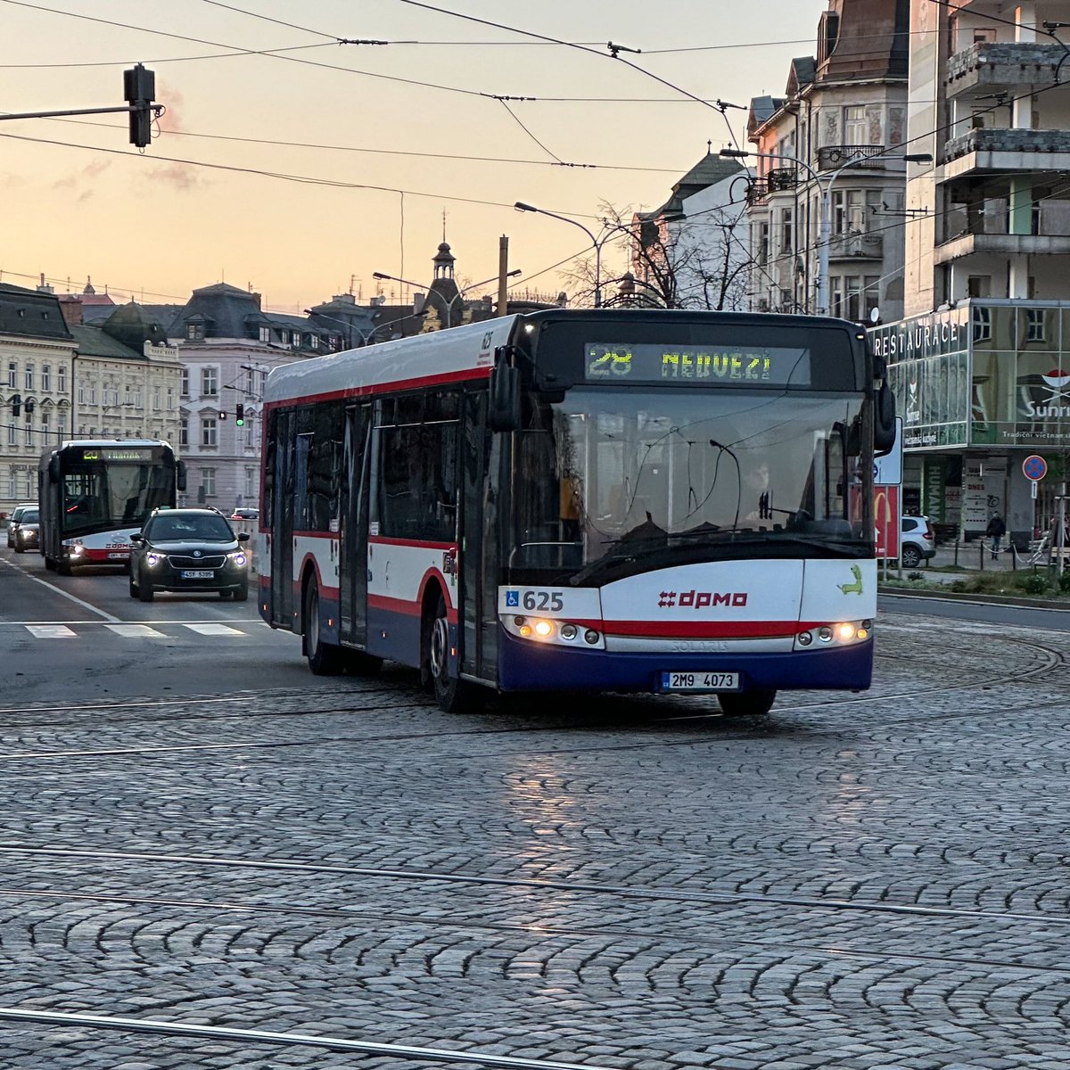 DPMO_official's tweet photo. Večerní spoje 🚌🚌.
#dpmo #svamipocelyzivot #mhd #mhdolomouc #olomouckeautobusy #autobus #bus #solaris #vecer #olomouc #llomouc_city #olomoucky_kraj https://t.co/KTve4YrNJ4