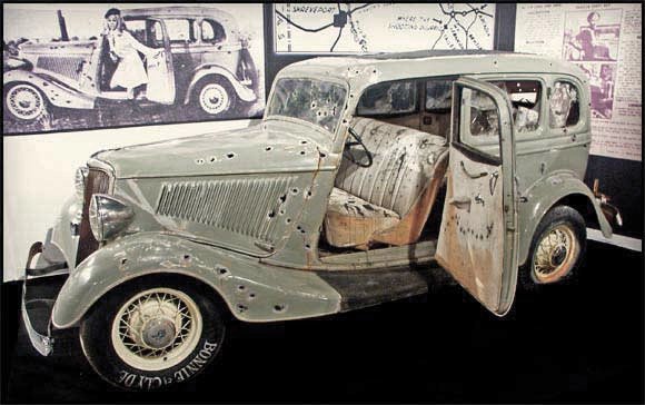 Mercedes Benz G4, mobil Adolf Hitler.
Dan Ford model 1934 B Fordor Deluxe, mobil kematian Bonnie n Clyde.

Btw saya kok jadi teringat ESEMKA ya.....

#SidangPilpresPerdanaMK 
#SidangPilpresPerdanaMK