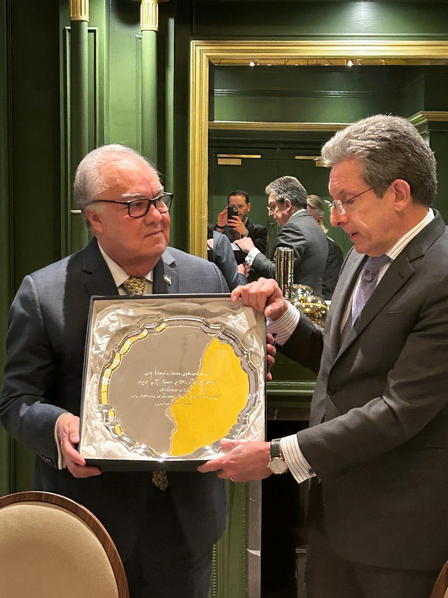 romero_m1's tweet photo. Como Decano del Cuerpo Diplomatico en UK hice entrega a nuestro querido colega del Peru SE el Embajador Juan Carlos Gamarra de la Bandeja de plata en nombre del GRULA como reconocimiento de su exitosa labor y solidaridad desarrollada al término de su misión . Hasta pronto .! https://t.co/waHjI915cD