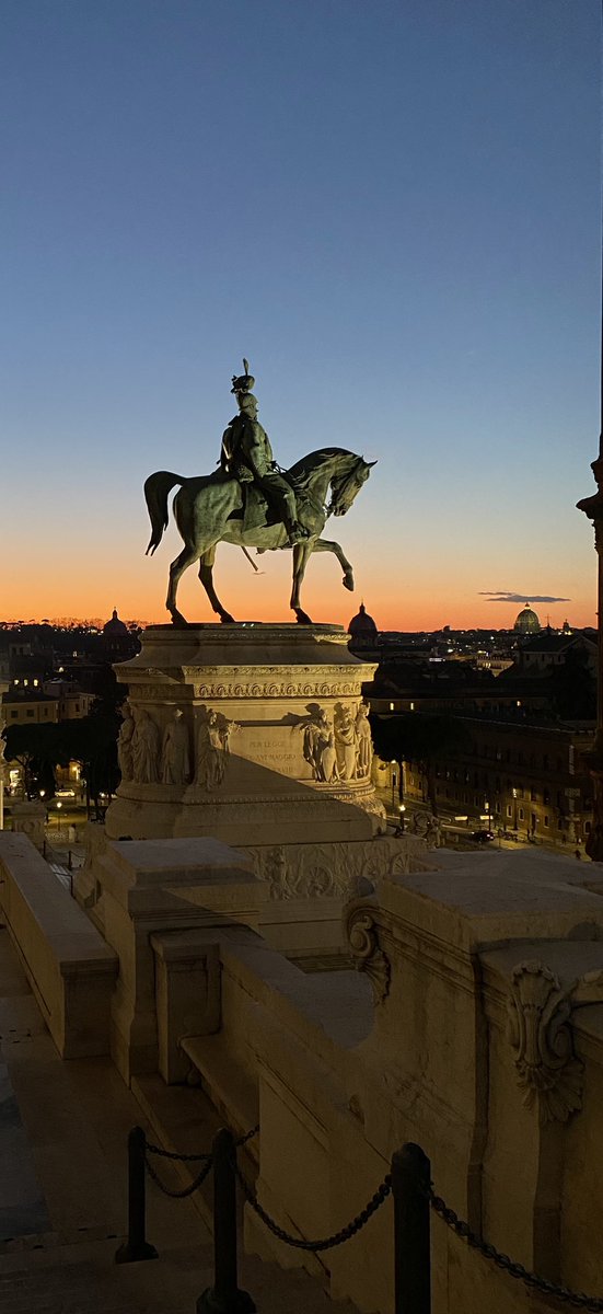 RaffaLato's tweet photo. Roma, Altare della Patria 
#SBLab24 #unaparolapercittà #scritturebrevi https://t.co/qEVhOojkbZ
