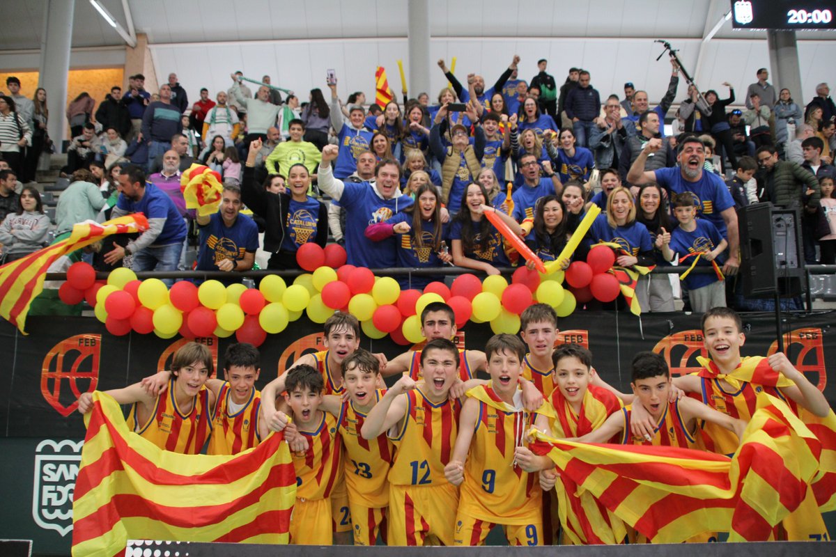 FCBQtecnic's tweet photo. SELECCIONS | 🏀AIXÒ SÍ QUE ÉS UNA FAMÍLIA!🏅    
La selecció catalana mini masculina és campió d'Espanya però no només els 12 jugadors i l'staff. També els 3 minis reserves, les famílies, els clubs...en definitiva, el BÀSQUET CATALÀ‼️
📸D. Jovellar
#CatalunyaBQ #PlanetaMini2024 https://t.co/bKkX7T7WYo
