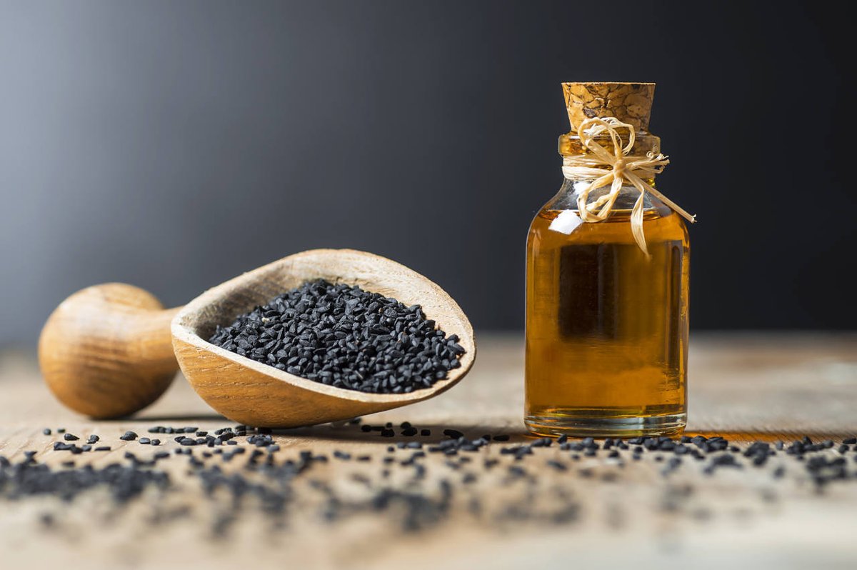 karimanesr's tweet photo. El aceite de semilla negra, también conocido como aceite de comino negro o aceite de Nigella sativa, ha sido valorado durante siglos por sus propiedades medicinales.

Los antiguos egipcios consideraban el aceite de semilla negra como una panacea, utilizándolo para tratar diversas dolencias.  A lo largo de la historia, se ha utilizado en la medicina tradicional de Oriente Medio, África y Asia. Se decía que lo cura todo menos la muerte.

Beneficios para la Salud

Antiinflamatorio: El aceite de semilla negra contiene compuestos que pueden reducir la inflamación en el cuerpo.

Potente Antioxidante: Ayuda a proteger las células del daño causado por los radicales libres.

Apoyo al Sistema Inmunológico: Se cree que fortalece la respuesta inmunológica.

Salud Digestiva: Puede aliviar problemas gastrointestinales como la indigestión y el malestar estomacal.

Antimicrobiano: Se ha estudiado su capacidad para combatir bacterias, hongos y parásitos.

Equilibrio Hormonal: Algunos estudios sugieren que puede equilibrar en las hormonas.

Salud de la Piel: Se utiliza en productos tópicos para afecciones cutáneas como el eczema y la psoriasis.

Posible efecto anticancerígeno: Aunque se necesita más investigación, algunos estudios han explorado su potencial en la prevención del cáncer.

Formas de Consumo

Aceite: El aceite de semilla negra se puede tomar directamente o mezclado con miel o jugo, media cucharadita de aceite cada 3 horas en caso de infección, como mantenimiento, media cucharadita 2 o 3 veces al día, durante varias semanas y descansar.

Uso tópico: Se aplica en la piel para tratar afecciones cutáneas.

Cápsulas: Las cápsulas son una opción conveniente para la suplementación diaria.

 Culinario: Las semillas enteras se pueden usar en la cocina para dar sabor a muchos platos.