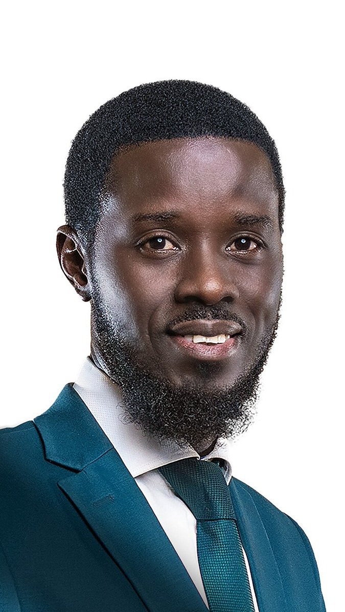 Mr. Bassirou Diomaye Faye, the new president of Senegal 🇸🇳 

The 44 year old President-elect of Senegal was charged and arrested by that Former administration.

He ran his campaign from prison.

He was out two weeks before elections and won with a huge margin.

Your Comments on
