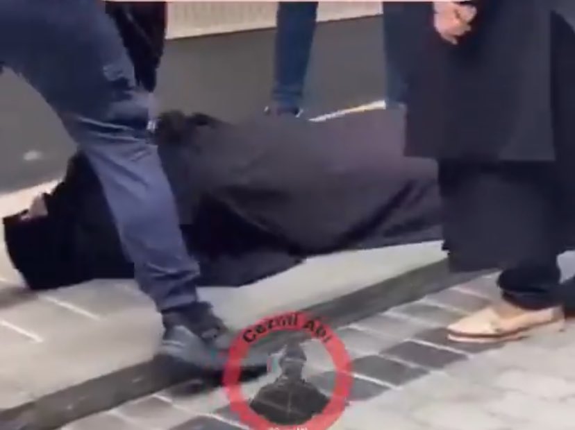 Yaşlı bir kadın darbedildi, yerlerde sürüklendi, küfürler yedi..

•Feminist dernekeleri SUSKUN!
•‘Kadın hakları’ diye haykıranlar SUSKUN!
•Kemalistler SUSKUN!

Neden peki?

-Çünkü kadın çarşaflı!

Sizin derdiniz kadınlar değil, sizden olan kadınlar!