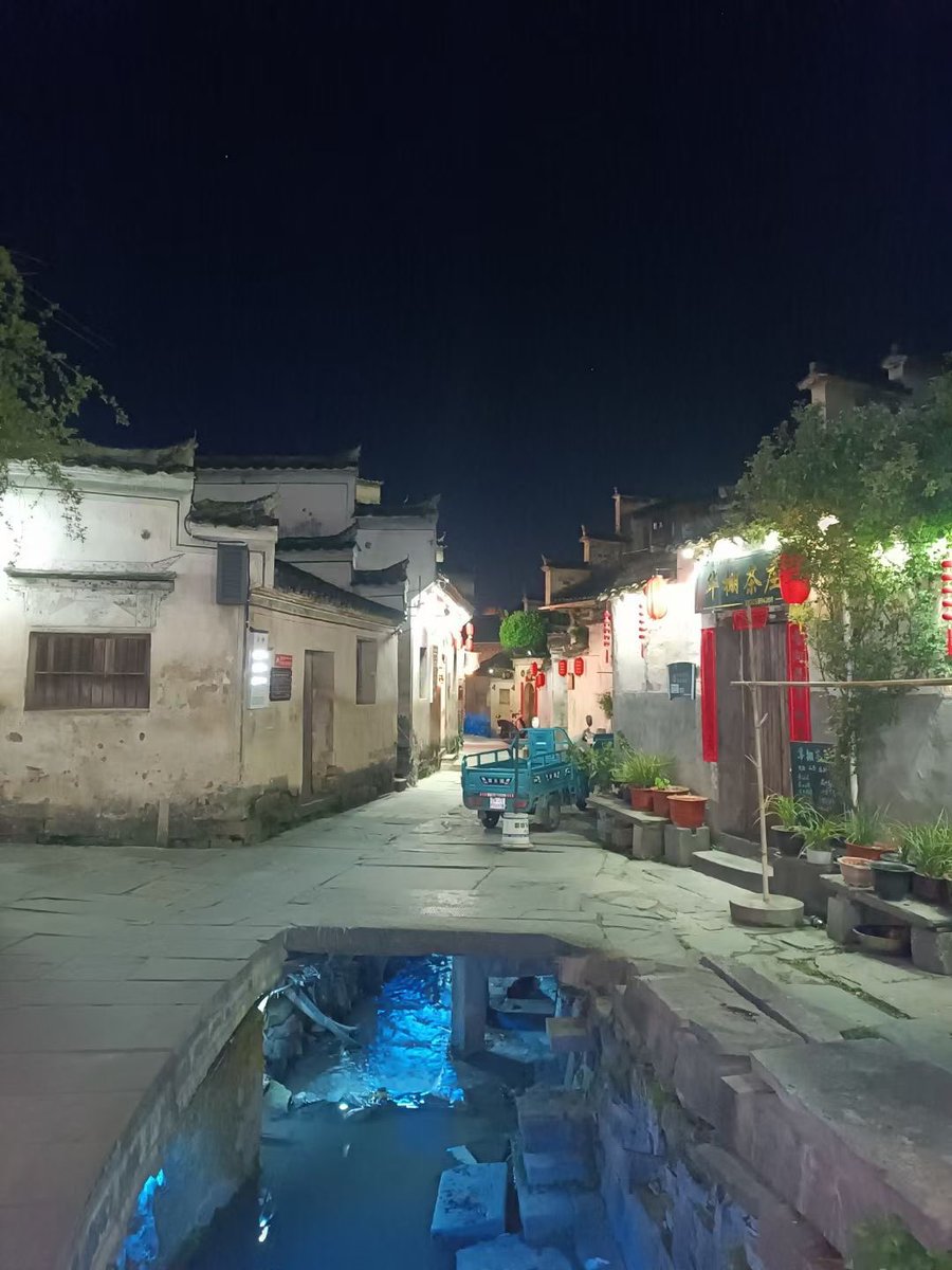 The night scenery of Huizhou ancient villages is like a painting, with shimmering lights casting a tranquil and enchanting ambiance.