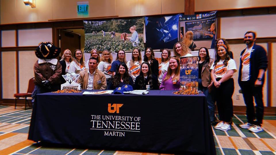 SkyhawkAggie's tweet photo. Mt. Pleasant FFA’s Addison Howell signed with @utmartin yesterday at the @tnffa convention to pursue a career as an Agricultural Educator! #TeachAg #UTMlovesFFA https://t.co/TMsjUAoJAM