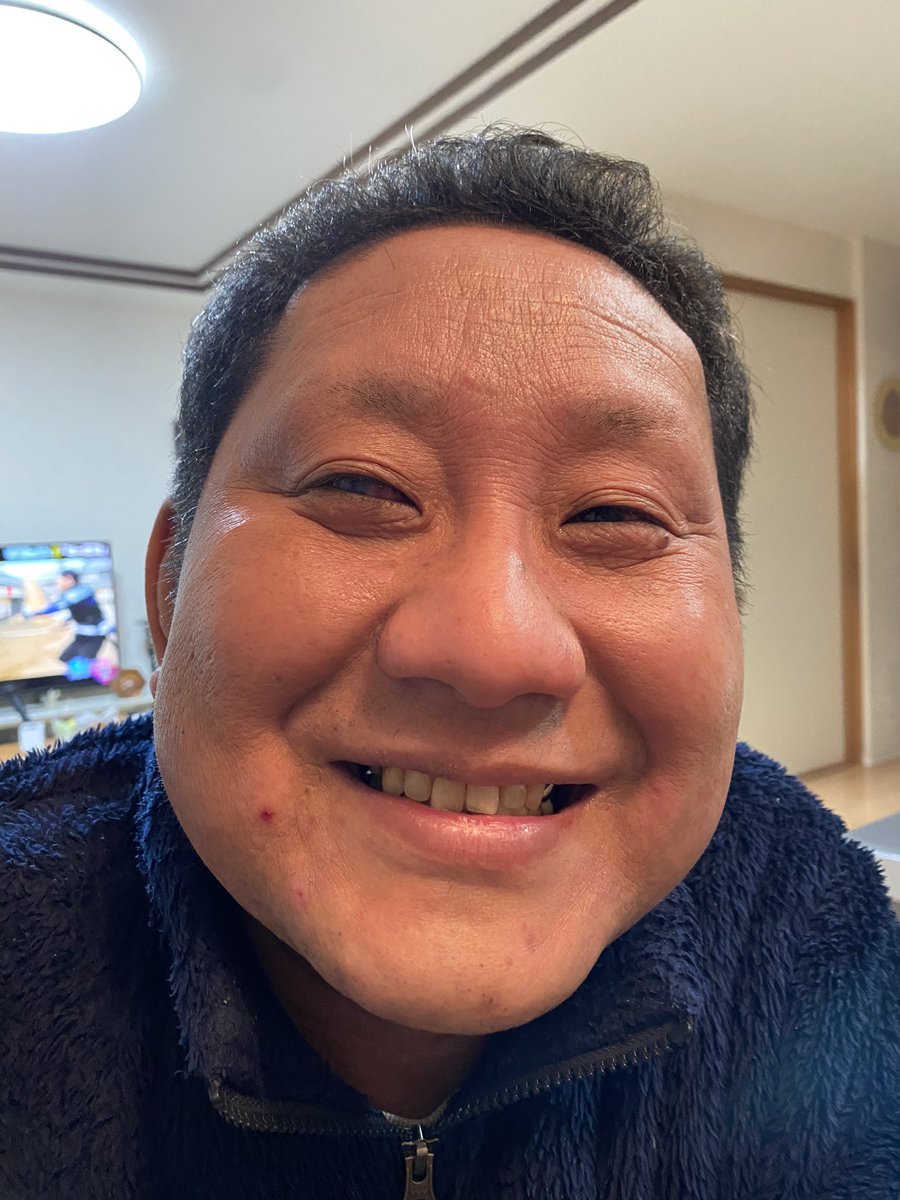 eastryojiro's tweet photo. 本日はごまサバのごーいち宅でピザパーティー🍕

ピザL2枚、ハンバーグ2個、ご飯2杯
豚汁2杯、タコの刺身、大根塩昆布2皿
コーラ2㍑をいただきました😋
#さぁぃこぉぉう https://t.co/GyMwaD4K7n