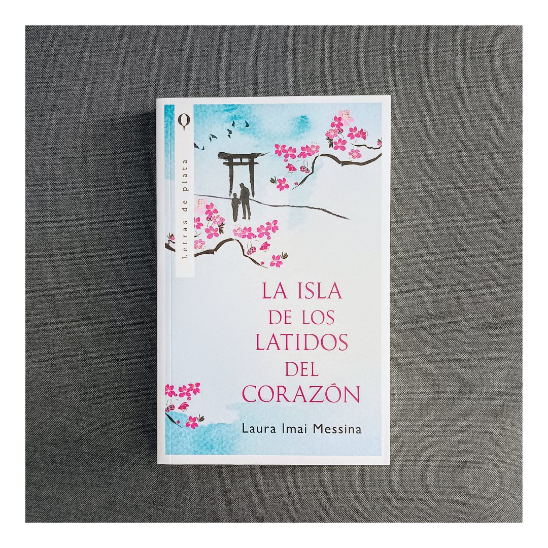 ¡El 02/04 llega #LaIslaDeLosLatidosDelCorazón! @LaImaiMessina nos acerca a una manera distinta de concebir la vida, pero también nos brinda una de las claves esenciales para interpretar el presente: la de recuperar la felicidad perdida.📚 ✍️Traducción de Patricia Orts García.