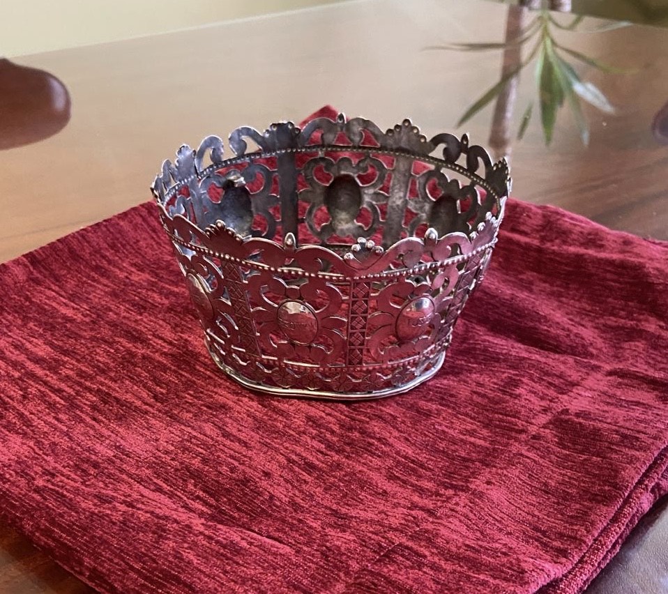 APRIL 5
On this day in 1698, the Dominicans of Galway, having been expelled from the country, entrusted their possessions to Valentine Browne, a merchant. The list included a silver crown for the Blessed Virgin, and ‘several small coats for the image of Jesus’.
#otd #IrishOP800