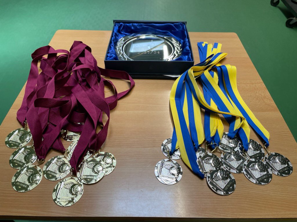 Mrs Ellott came to wish the girls luck in the ISNC  netball final against @Queens school. Good luck girls! #schsnetball