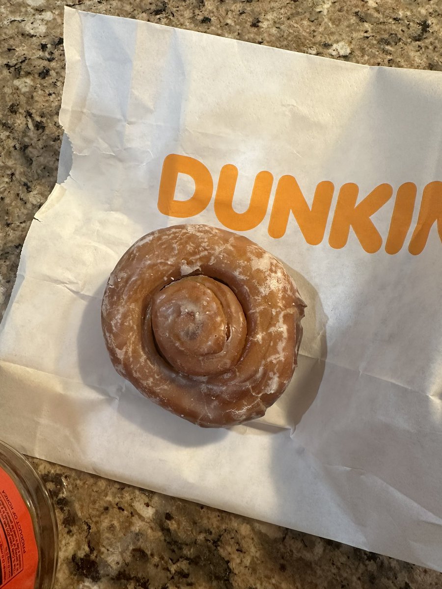 Sdotstiles's tweet image. Dunkin’ Donuts is disrespectful!! @dunkindonuts how is this a coffee roll?? #dunkin #fail #customerservice #ripoff