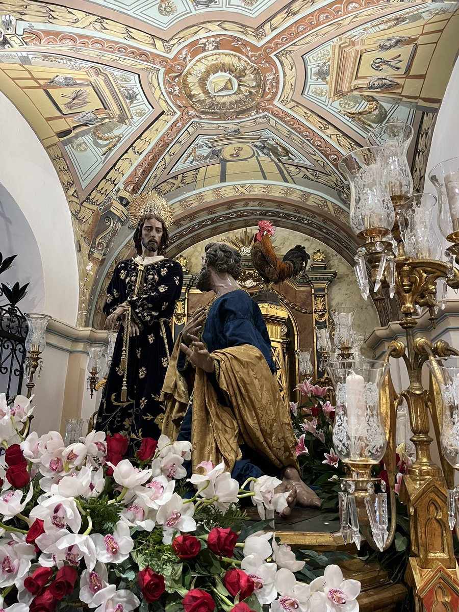 juananz_'s tweet photo. “La Negación”, conocido popularmente como “El Gallo”. El paso de los Coloraos que lleva mi primo sobre sus hombros, y mi tío antes que él, mi abuelo antes que él, y mi bisabuelo antes. Y ya he perdido cuenta. #Coloraos https://t.co/S1yGKwwEeS