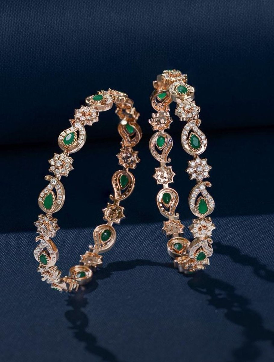 ViragsGandhi's tweet photo. 🌟Introducing our Natural Diamond and Green Emerald Vintage Bangle 🌟
Indulge in the allure of vintage glamour with our Natural Diamond and Green Emerald Vintage Bangle—a masterpiece that captures the essence of timeless beauty and sophistication.
#Diamondbangles #bangles https://t.co/nZXUyQ3D9f