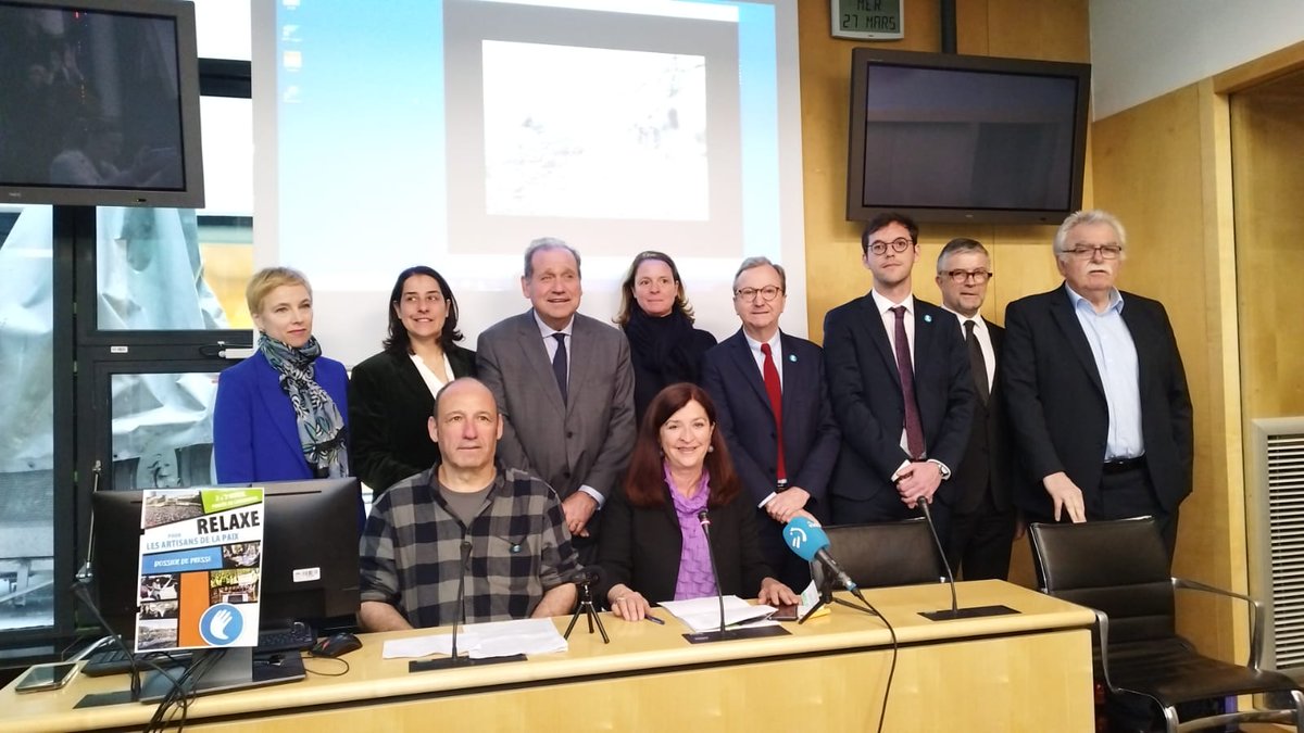 Conférence de presse à l'assemblée nationale des parlementaires du Pays Basque, accompagnés de parlementaires de divers horizons, en présence de 'Txetx' Etcheverry et Béatrice Molle. @FEspagnac, @max_brisson, @bru_vincent @Inakiechaniz @Clem_Autain @AndreChassaigne