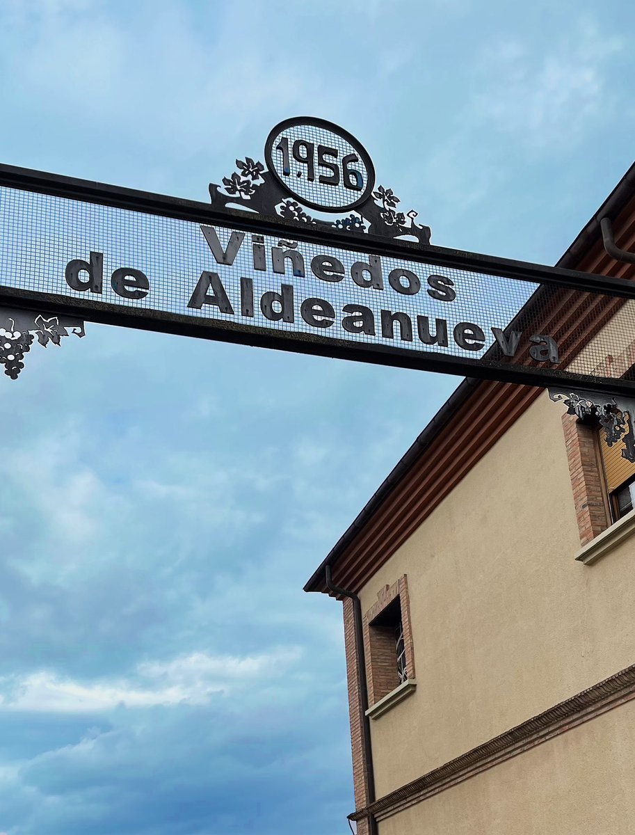 FincasdAzabache's tweet photo. Visita nuestra #bodega #ViñedosdeAldeanueva Tenemos visitas con #catadevino  el 28 -29 - 30 y 31 de marzo a las 11:00 h. Reserva en 941163039 o en enoturismo@aldeanueva.com  Y nuestro #winebar abre en la temporada 2024. Ven a disfrutar de nuestros vinos  de 12:45 a 15:30 https://t.co/syKfV1OMsD