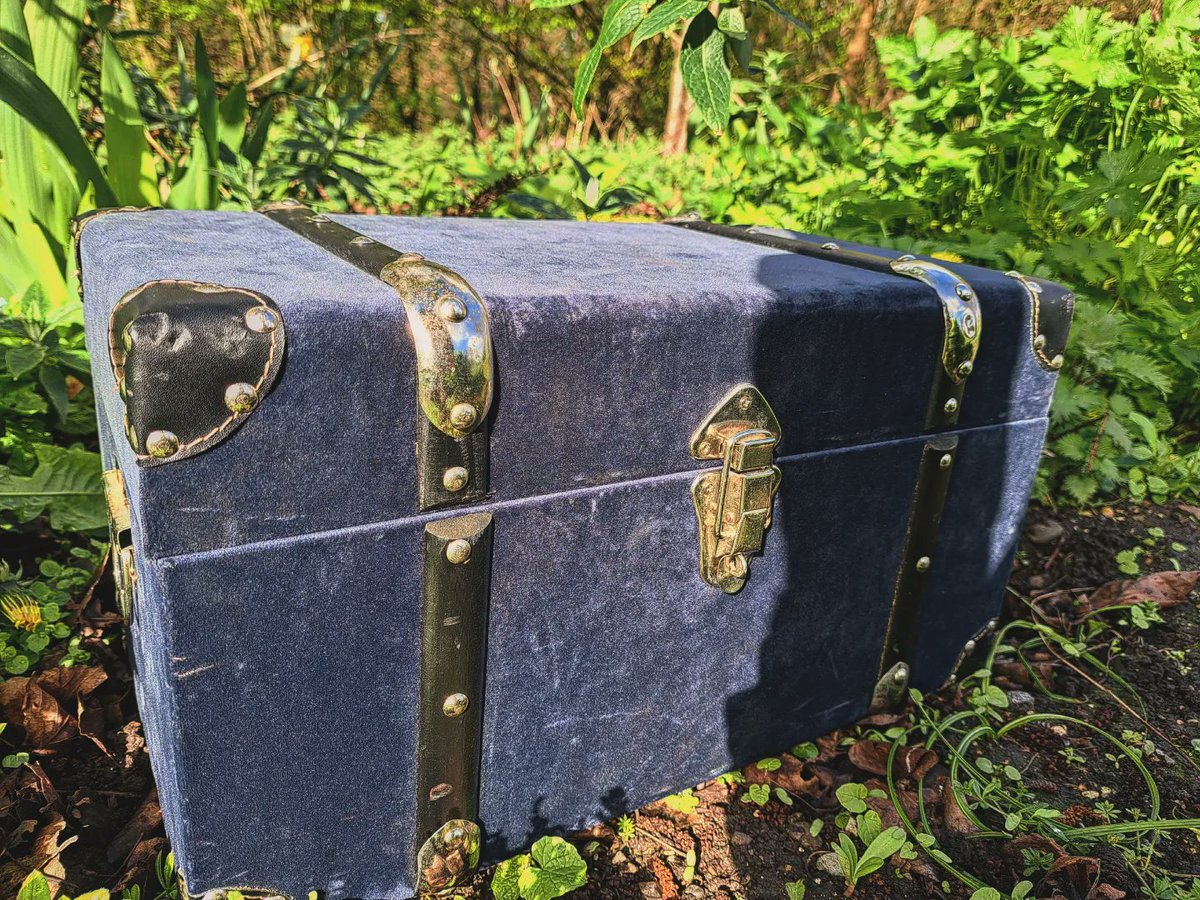 CrazyDisguise's tweet photo. #crazycaptain #reallifePirates  #pirateentertainment #pirateuk #Pirateforhire #pirateparty #xmarksthespot #pondering #treasurechest #treasurehunt #treasuremap #treasures #chest #piratechest #piratetreasures #Barrytreasure #displayprops #movieprop #props #wench #piratewench #fypb https://t.co/dAoVI9L73f