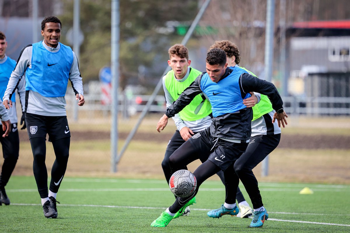 valmierafc's tweet photo. Focus 🔛 ⚽️
#VALRIG #TonybetVirsliga #Virsliga #ValmieraFC #StāvPāriVisamValmiera ⚫🟢 https://t.co/WEEaQjfCdI