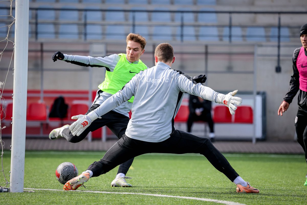 valmierafc's tweet photo. Focus 🔛 ⚽️
#VALRIG #TonybetVirsliga #Virsliga #ValmieraFC #StāvPāriVisamValmiera ⚫🟢 https://t.co/WEEaQjfCdI