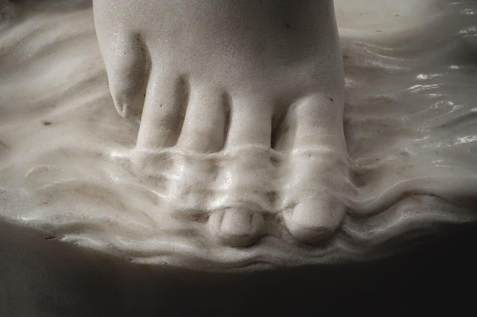 El arte de representar el agua en el mármol corriendo sobre los dedos del pie de la Ninfa, escultura ejecutada por el artista italiano Giovanni Battista Lombardi (1823-1880)

Giovanni Battista Lombardi, nacido en Brescia, Italia, comenzó su aprendizaje en la cantera de mármol de