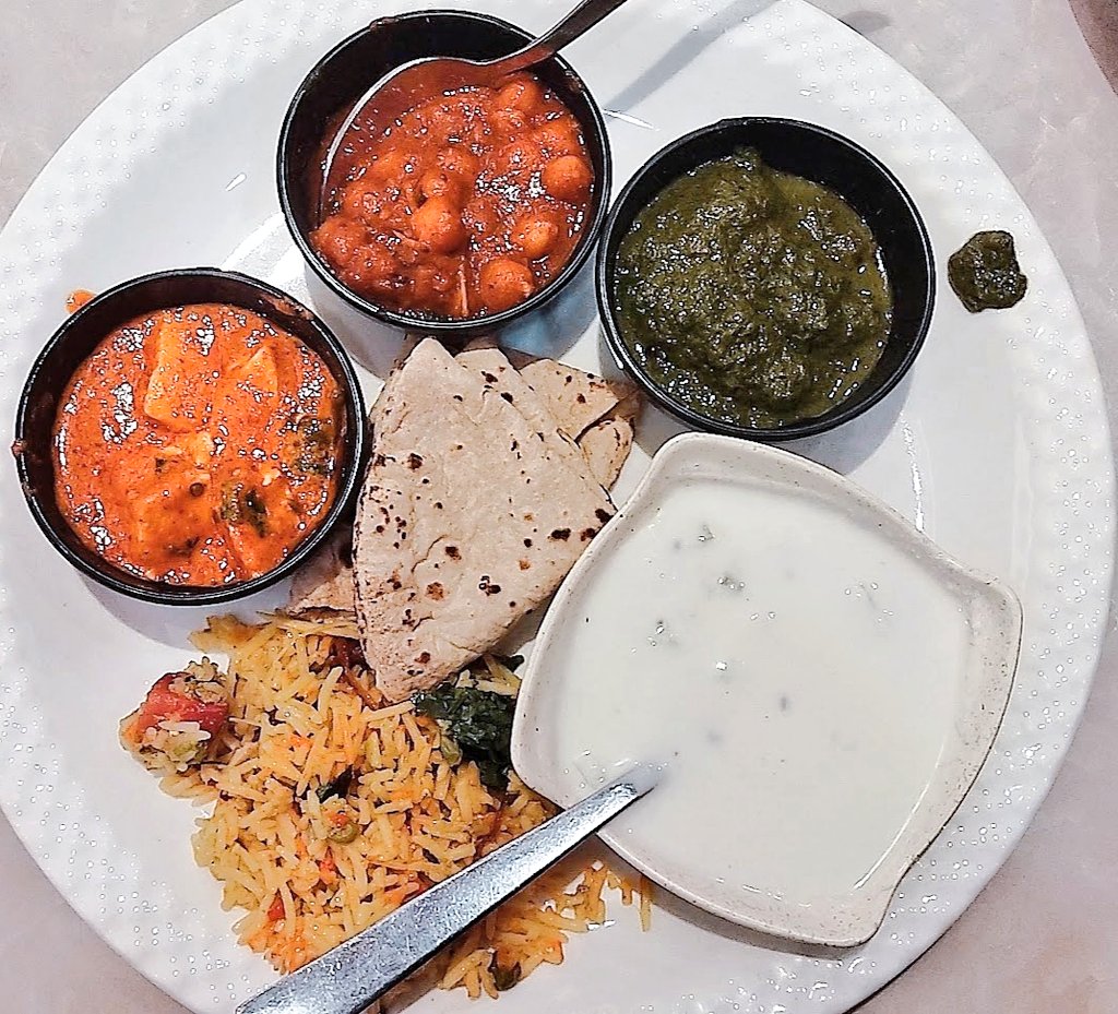PurtiGupta16's tweet photo. Aaj Sara khana meri pasand ka hai 
#Paneer,#chole, #veg #biryani, #ryta ,#saag, #chapati.....
#Swagat #hai #aap #sabhi #ka .....
#FoodieBeauty 
#Twittercircle 
#TwitterFriends https://t.co/0nAa1KcuC0