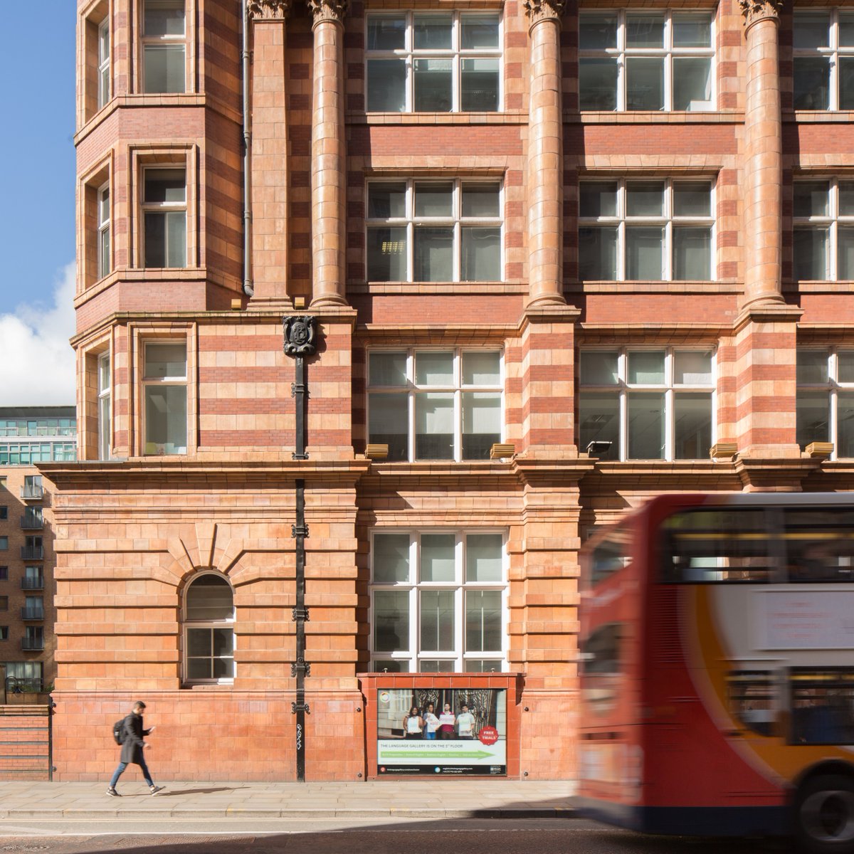 Located on the Oxford road corridor, The Tootal Buildings is in a prime location for your business to thrive!

Within a 10 minute walk you'll find a wide range of cafes, bars and entertainment as well as a trams, railway stations and road links so you are always connected 🚆 ☕