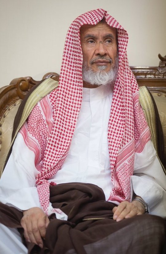 ALfalehaaa's tweet photo. من القرّاء المشهورين في مدينة الرياض قبل أكثر من 50 عاماً، الشيخ حمود العقيل أطال الله عمره على طاعته، وكان أوّل إمامةٍ له عام 1390 هـ 1970م في "منفوحة" بمسجد الحروب والمطران، ثم أصبح إماماً لجامع السحيباني في "غميتة" شرق حلّة القصمان، ثم أصبح إماماً لجامع الأمير متعب بن عبد العزيز رحمه الله بحي الملزّ في شهر رمضان عام 1395هـ 1975م، واستمرّ إماماً في هذا الجامع حتى عام 1415هـ 1995م..
يَذكُرُ الشيخ أنه عُرِضَتْ عليه الإمامة في الحرم عام 1400هـ 1980م فاعتذر..
ولعل مَن هم في سِنّي يذكرون تلاوةً قديمة مشهورة للشيخ حمود لسورة الشعراء مسجلة على شريط "كاسيت"، وتُعدّ من أجمل تلاواته، وكان كثير من الناس يخلطون بينه وبين الشيخ عبد الله الخليفي رحمه الله إمام الحرم الأسبق لتشابه صوتهما، فصوت الخليفي في شبابه قريب من صوت العقيل..
وهذا مقطع من سورة النور بصوت الشيخ عام 1397هـ 1978م.