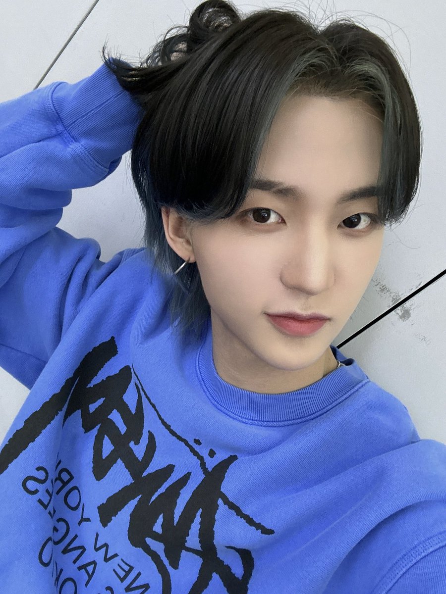 TNX_twt's tweet photo. Bluuue!!!!!!! 🦋🦋

#은휘 #HWI https://t.co/PwpfkAuPx3