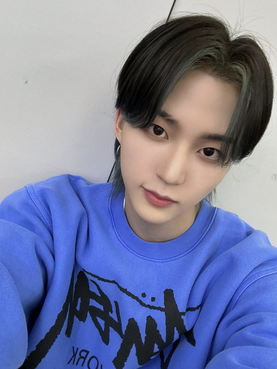 TNX_twt's tweet photo. Bluuue!!!!!!! 🦋🦋

#은휘 #HWI https://t.co/PwpfkAuPx3