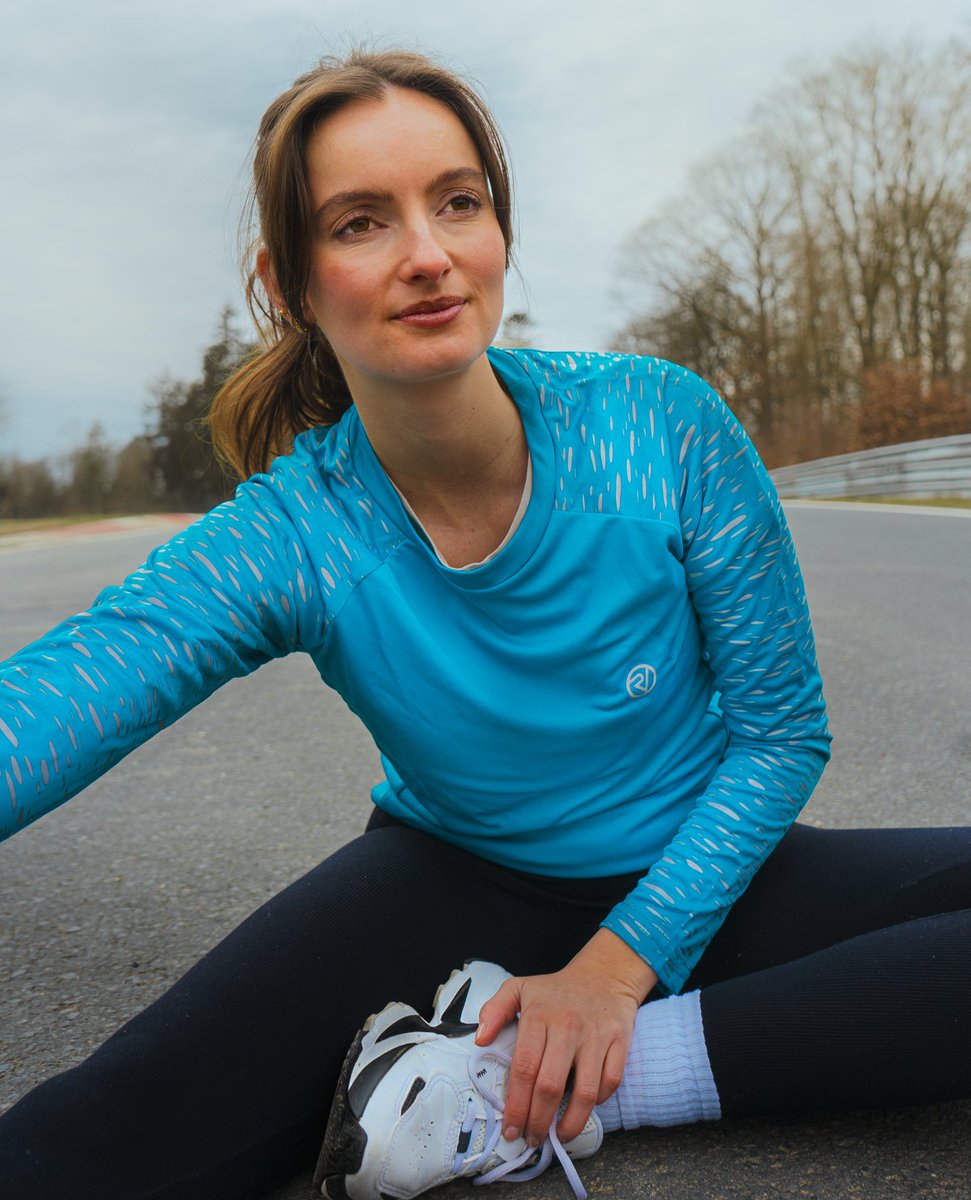 ProvizSports's tweet image. Spring into action with a glow! 🌸✨ Our long-sleeved reflective tops are perfect for those crisp, early morning runs or late evening jogs 🏃‍♀️💐

#SpringRuns #RunningTop #WomensRunning #ReflectiveSportswear #MyProviz

Shop the Look 👇️
shorturl.at/CZ489