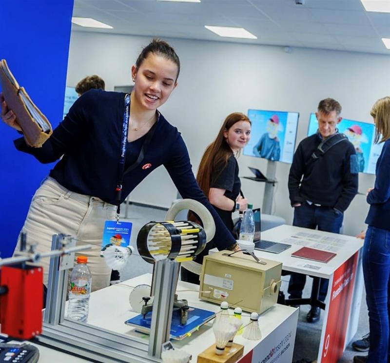 Sachsen wird im Mai durch sechs spannende Jugend forscht Projekte vertreten sein! 🤩
Herzlichen Glückwunsch an die Jungforschenden 🎉

Zur Pressemitteilung: jugend-forscht.de/presse/pressem…

Foto: ©André Wirsig

#jugendforscht