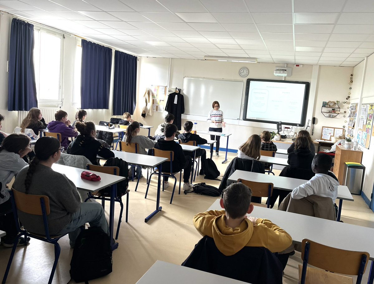 PatMarchesini's tweet photo. Projet Justice en EMC : comment fonctionne un tribunal ? Comment fonctionne la justice pénale ? 
Merci à Mme Jourdan, directrice des services de greffe judiciaire pendant 20 ans, pour son intervention auprès des 4e3 du @clgleracinay https://t.co/VNBP7hbnTp
